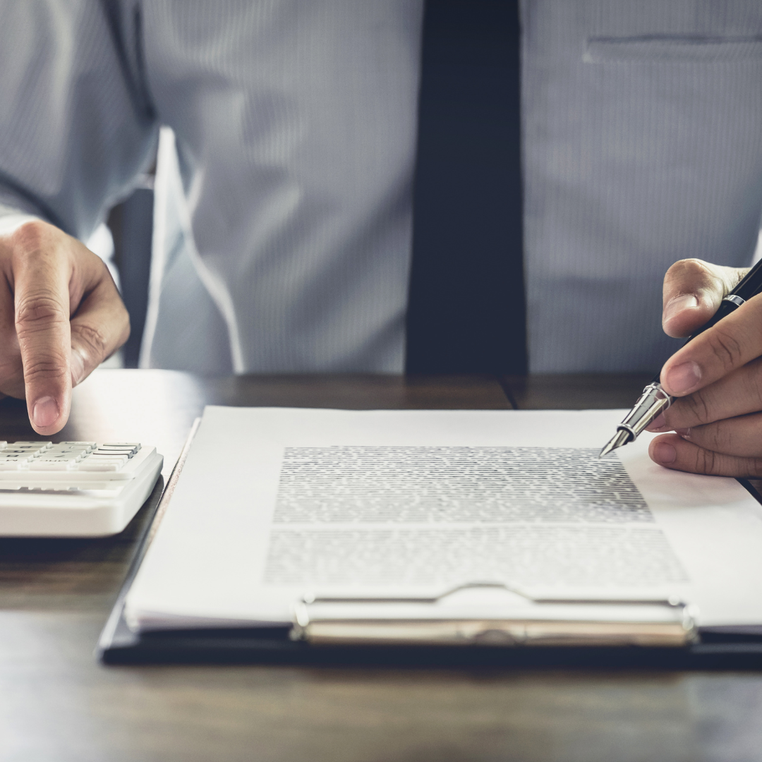 Un avocat s'occupant d'un dossier de restructuration d'entreprise sur La Rochelle